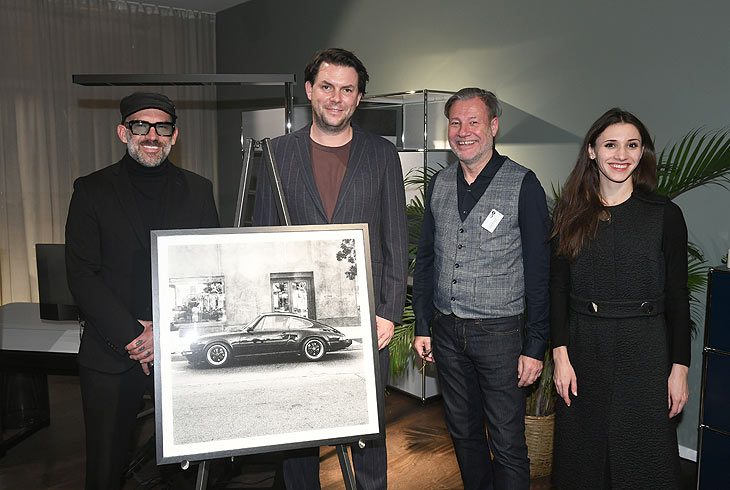 Der Fotok&uuml;nstler Bart Kuykens, (l-r) CEO von Achtzig20 Florian Holste, J&uuml;rgen Dornberger, Regionalleiter bei USM und Prima Ballerina Maria Baranova zeigen sich bei der Photo & NFT Vernissage with Auction des Fotok&uuml;nstlers Bart Kuykens im USM Showroom. &copy;Fotos &bdquo;Felix H&ouml;rhager&ldquo;
